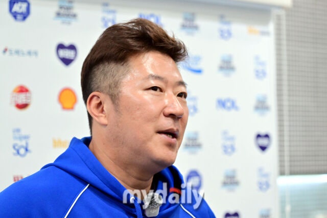 삼성 라이온즈 최형우가 25일 오후 대구삼성라이온즈파크에서 진행되는 '2026 신한 SOL KBO리그 포스트시즌' KIA 타이거즈와의 플레이오프 1차전에 앞서 취재진과 인터뷰를 하고 있다./대구=곽경훈 기자