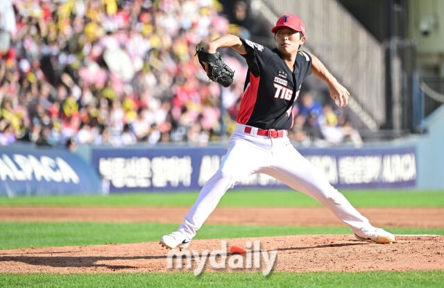 2026년 10월 4일 오후 서울 잠실구장에서 열린 '2026 신한 SOL KBO리그' KIA 타이거즈와 LG 트윈스의 경기. KIA 이의리가 4회말 1사 1루서 구원등판해 역투하고 있다./마이데일리