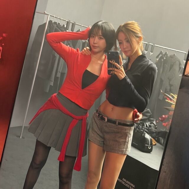 アスレジャーブランドのイベント会場で鏡越しに並んで写真を撮るイェウォンとヒョミン