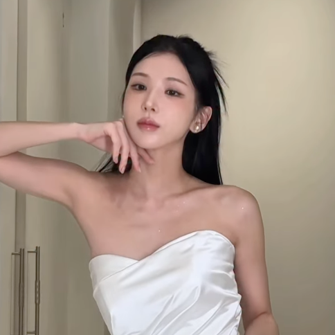 白いウェディングドレスを着たカン・ダウン