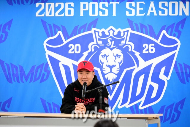 KIA 이범호 감독이 25일 오후 대구삼성라이온즈파크에서 진행되는 '2026 신한 SOL KBO리그 포스트시즌' 삼성 라이온즈와의 플레이오프 1차전에 앞서 취재진과 인터뷰를 하고 있다./광주=곽경훈 기자