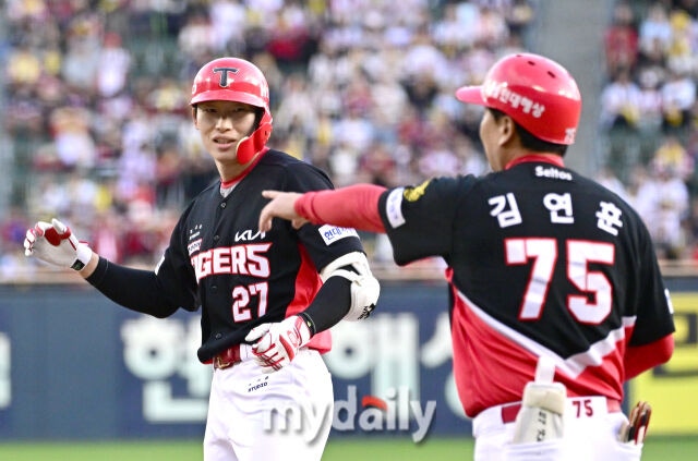 2026년 10월 4일 오후 서울 잠실구장에서 열린 '2026 신한 SOL KBO리그' KIA 타이거즈와 LG 트윈스의 경기. KIA 김호령이 9회초 무사 1루서 안타를 친 뒤 기뻐하고 있다./마이데일리