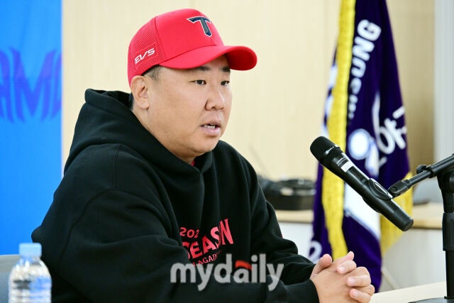 KIA 이범호 감독이 25일 오후 대구삼성라이온즈파크에서 진행되는 '2026 신한 SOL KBO리그 포스트시즌' 삼성 라이온즈와의 플레이오프 1차전에 앞서 취재진과 인터뷰를 하고 있다./광주=곽경훈 기자