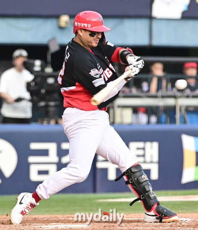 2026년 10월 4일 오후 서울 잠실구장에서 열린 '2026 신한 SOL KBO리그' KIA 타이거즈와 LG 트윈스의 경기. KIA 김태군이 9회초 무사 1.3루서 1타점 적시타를 친 뒤 기뻐하고 있다./마이데일리