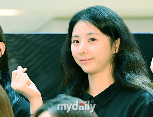 정관장 박혜민이 3일 경기도 고양 스타필드에서 진행된 스포츠 브랜드 스케쳐스 '에어로(AERO) 러닝화' 팝업스토어 오픈 기념행사에 참석해 하트 포즈를 취하고 있다./마이데일리
