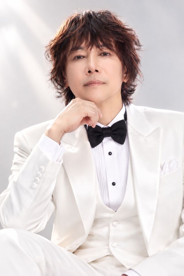 白いスーツ姿のキム・ジャンフン