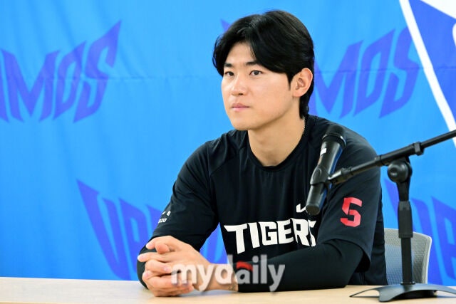 KIA 김도영이 25일 오후 대구삼성라이온즈파크에서 진행되는 '2026 신한 SOL KBO리그 포스트시즌' 삼성 라이온즈와의 플레이오프 1차전에 앞서 취재진과 인터뷰를 하고 있다./대구=곽경훈 기자