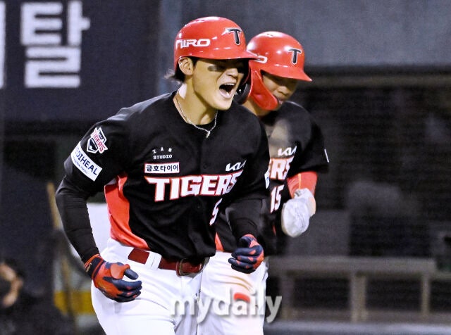 20일 오후 서울 잠실야구장에서 진행된 '2026 프로야구 KBO리그 포스트시즌' 준플레이오프 3차전 LG트윈스와 KIA타이거즈의 경기. 기아 김도영이 2회초 1사 만루서 만루홈런을 터뜨린 뒤 환호하고 있다./마이데일리