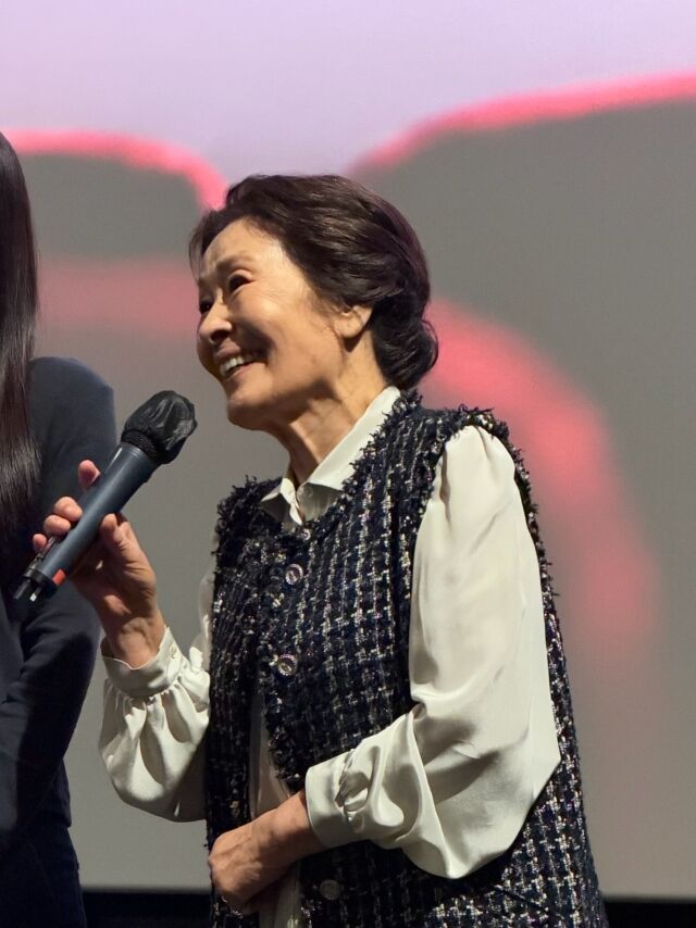 '건강 이상설' <b>김혜자</b>, 부축받던 모습 어디 가고…환한 미소로 공식석상...