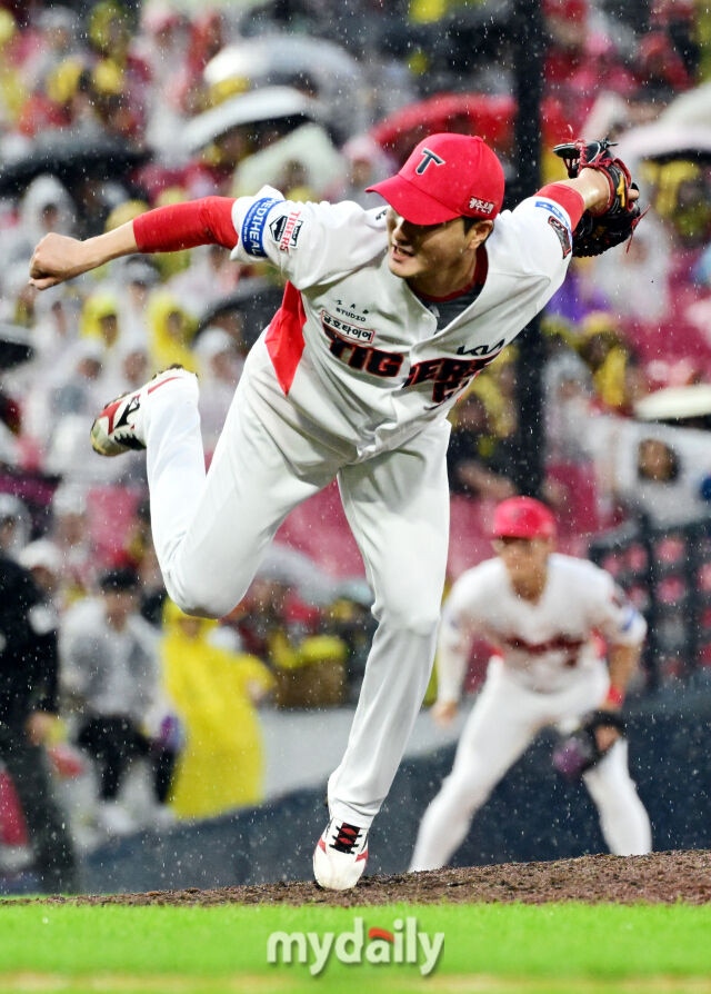 18일 오후 광주 기아챔피언스필드에서 진행된 '2026 신한 SOL KBO리그 포스트시즌' 준플레이오프 2차전 KIA 타이거즈와 LG트윈스의 경기. KIA 전상현이 8회초 구원 등판해 역투를 펼치고 있다./마이데일리
