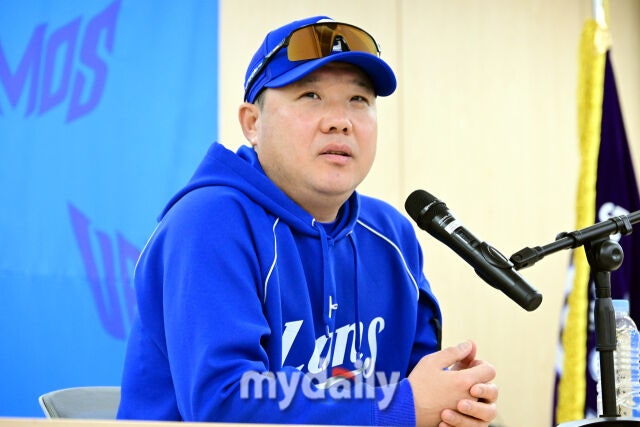 삼성라이온즈 박진만 감독이 25일 오후 대구삼성라이온즈파크에서 진행되는 '2026 신한 SOL KBO리그 포스트시즌' KIA 타이거즈와의 플레이오프 1차전 경기에 앞서 취재진과 인터뷰를 하고 있다./대구=곽경훈 기자
