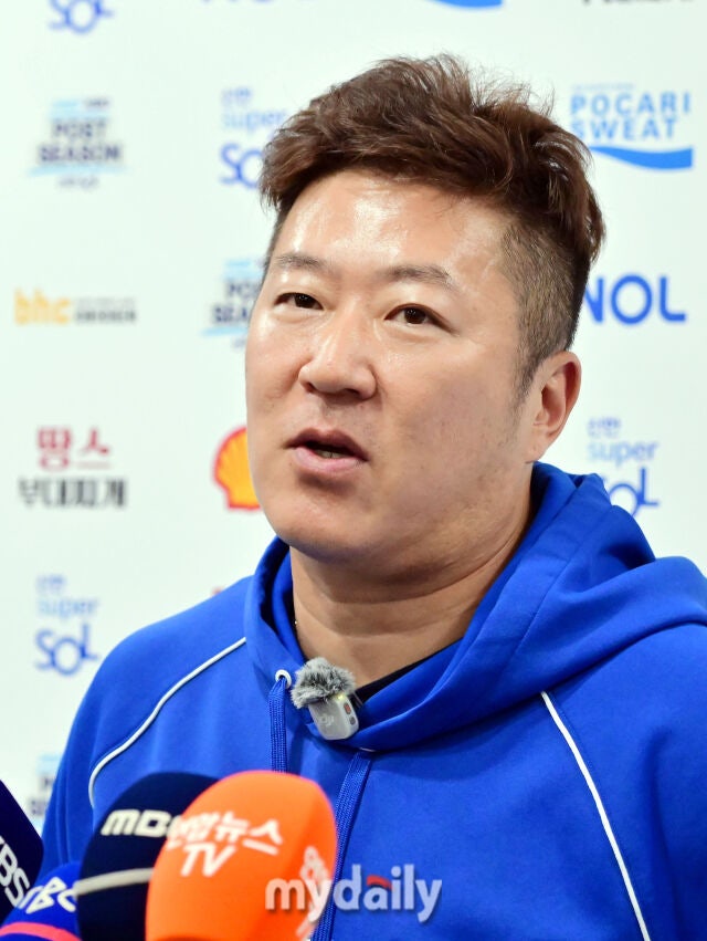삼성 라이온즈 최형우가 25일 오후 대구삼성라이온즈파크에서 진행되는 '2026 신한 SOL KBO리그 포스트시즌' KIA 타이거즈와의 플레이오프 1차전에 앞서 취재진과 인터뷰를 하고 있다./대구=곽경훈 기자