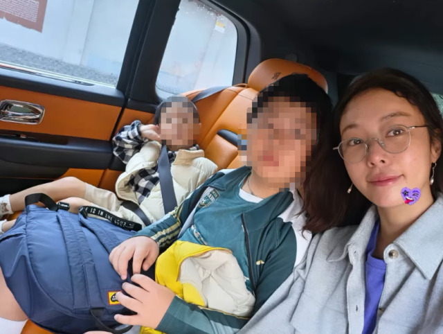 車内で2人の息子と並び、カメラに微笑むファン・ジョンウム