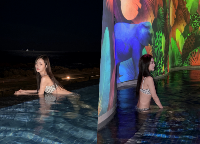 夜のプールに入り、模様入りの水着姿を見せるハム・イェジンの写真2枚