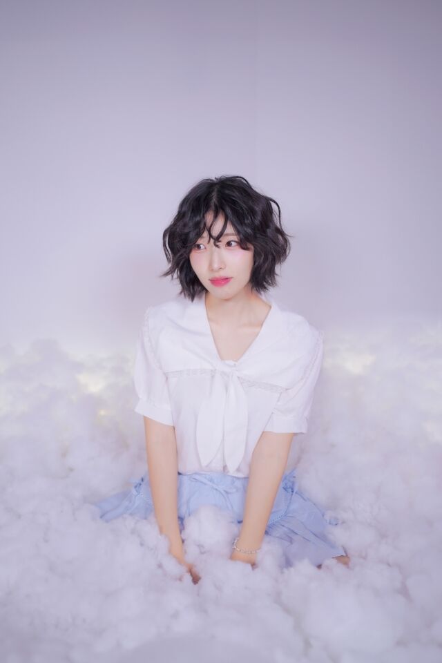 ドラマOSTを歌うチョン・イェウォンの白い衣装のポートレート