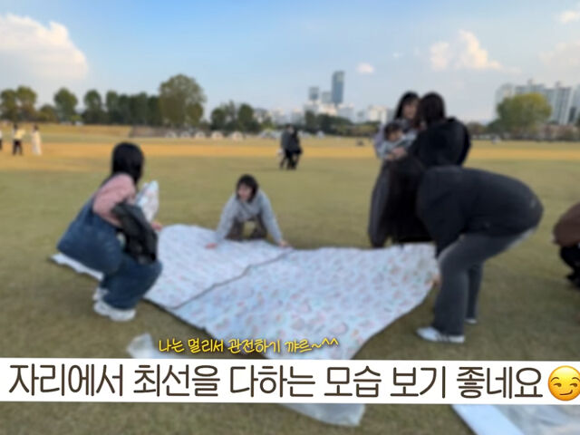 公園でヘイジニの子どもたちを見守る社員たち。YouTube「혜진쓰」の動画を紹介したマイデイリーの記事画像