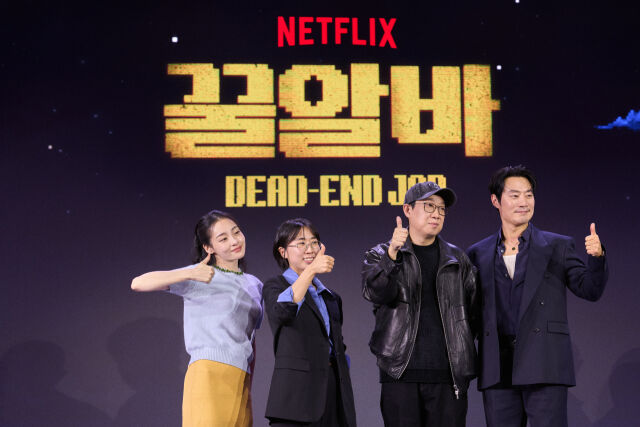 Netflixシリーズ「꿀알바」の制作発表会で、キム・ミンハ、キム・ダミン監督、ハン・ジュニ企画総括、イ・ヒジュンが並ぶ