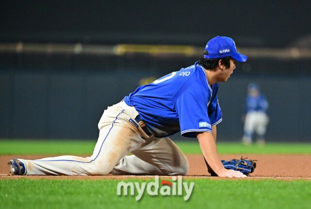 [MD포토] <b>김영웅</b> '<b>포구 실책</b>이 부른 대참사'