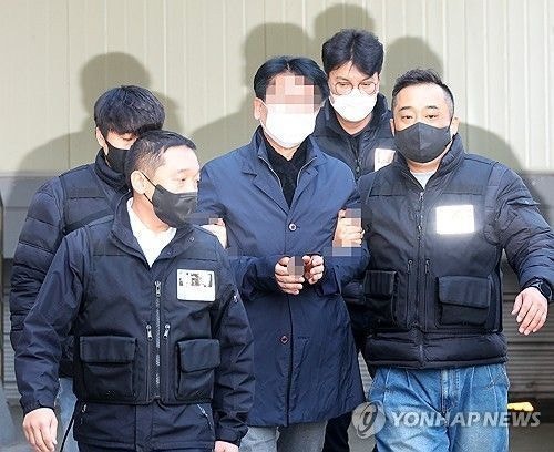 검찰 구속송치, <b>이재명 습격범</b> "걱정 <b>끼쳐</b> 미안하다"
