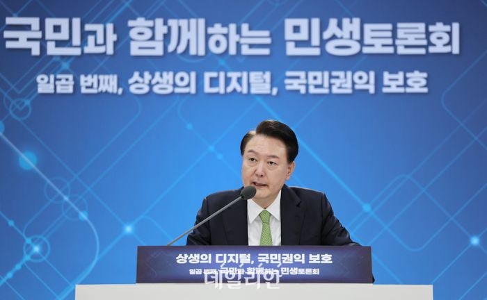 문턱 낮춘 <b>비대면진료</b>, 제도화 신속 추진…약 배송 허용은 아직