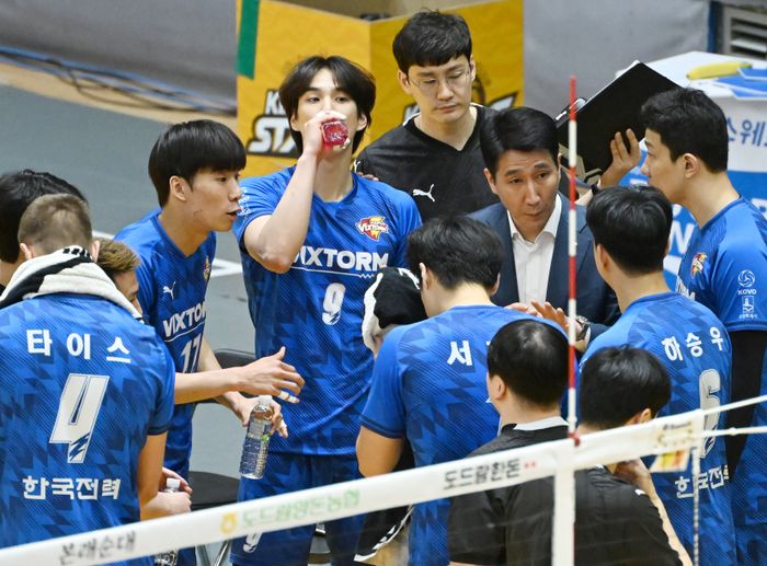<b>한국전력</b>, <b>권영민 감독</b>과 재계약 “유망주 집중적으로 육성”