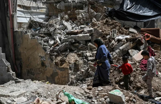21(현지시간) 팔레스타인 서안지구 북부의 한 마을이 이스라엘군의 공습을 받아 건물이 무너져있다. ⓒAFP/연합뉴스