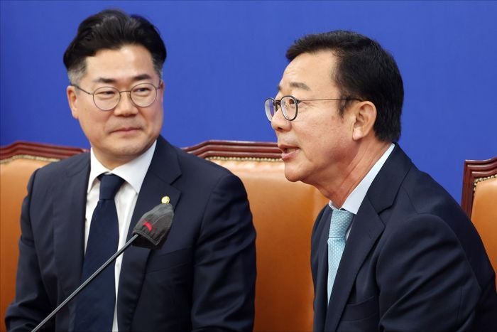 <b>박찬대</b>, 홍철호 <b>정무수석</b> 만나 '25만원 지원금' '채상병 특검법' 수용 촉구