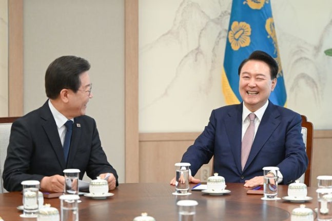 윤석열 대통령과 더불어민주당 이재명 대표가 지난 4월 29일 서울 용산 대통령실 집무실에서 영수회담을 하고 있다. ⓒ대통령실