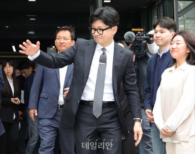 Han Dong-hoon, former emergency measures committee chairman of the People Power Party, after announcing his resignation as emergency measures committee chairman the day after the April 10 general election on April 11 at the party's central headquarters in Yeouido, Seoul, interacting with party officials and personnel before leaving the party. ⓒDailyan Hong Geum-pyo Reporter
