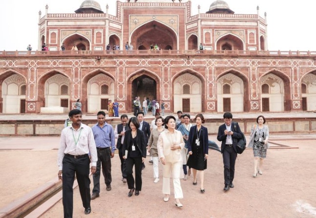 인도를 국빈방문 중인 문재인 전 대통령 영부인 김정숙 여사가 타지마할 방문 불과 4개월 전인 2018년 7월 문 전 대통령과 함께 인도를 국빈 방문하면서 타지마할의 전신이라는 유네스코 세계문화유산 '후마윤 묘지'를