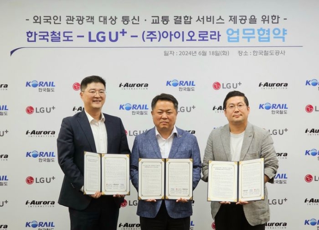 (From left)Lee Jae -won,Lee Jae -won,head of LG Uplus MX,Digital Innovation Group,Korea Railroad Corporation,Lee Sun -gwan,Director of Metropolitan Railroad Division(Middle,and Iorora Jang Young -soo(right,major officials,conducted a business agreement at the Korea Railroad Corporation's Seoul building and commemorative photos.