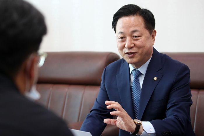 [단독] <b>김두관</b>, 당<b>대표</b> 출마<b>선언</b> 이튿날 문재인 전 대통령 찾아간다