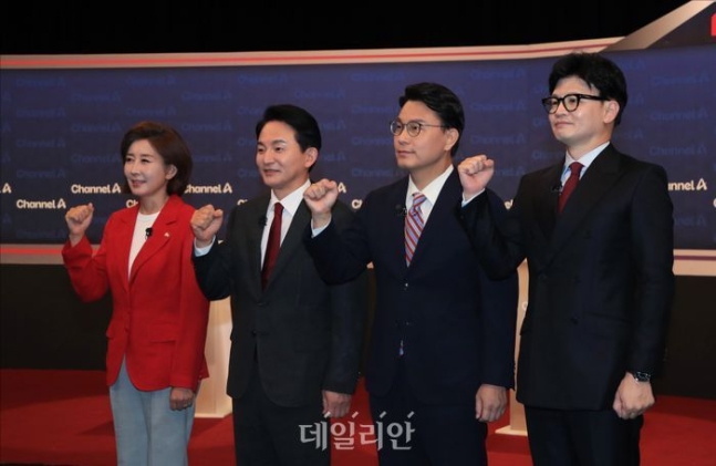 국민의힘 나경원, 원희룡, 윤상현, 한동훈 당대표 후보가 16일 오후 서울 마포구 상암동 채널A 스튜디오에서 열린 제3차 국민의힘 당대표 후보 방송토론회 시작에 앞서 기념촬영을 하고 있다.<br> ⓒ국회사진취재단