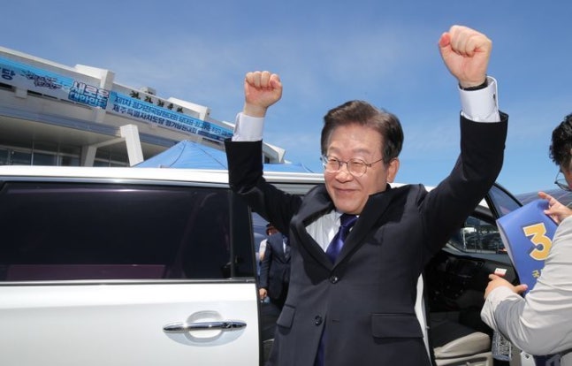 이재명 더불어민주당 당대표 후보가 20일 오전 제주한라체육관에서 열린 민주당 당대표 및 최고위원 선출을 위한 순회 합동연설회에서 인천으로 떠나기 전 당원들을 향해 인사하고 있다. ⓒ뉴시스
