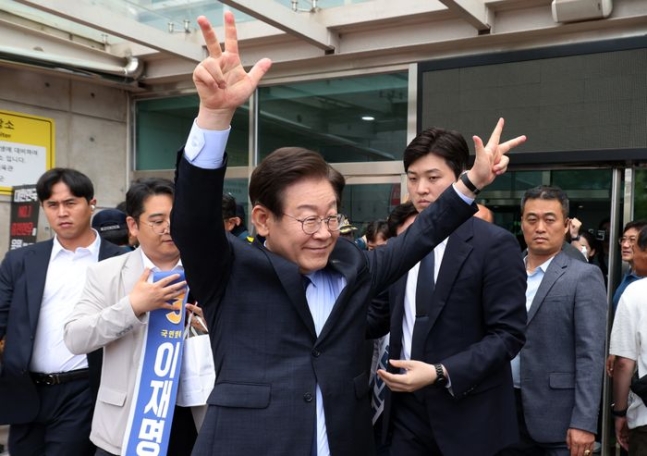 이재명 더불어민주당 당대표 후보가 지난 21일 오전 강원 홍천군 홍천종합체육관에서 열린 전당대회 당대표 및 최고위원 후보자 합동연설회를 마친 뒤 행사장을 빠져나가며 지지자들에게 인사하고 있다. ⓒ뉴시스