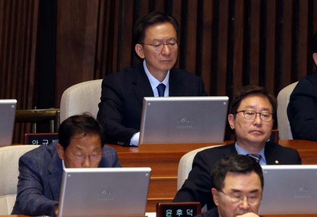 Democratic Party lawmaker Jung Sung-ho attending the National Assembly plenary session in May. ⓒNewsis