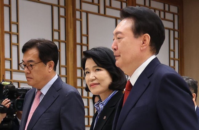 President Yoon Suk-yeol is seen at the presidential office in Yongsan, Seoul on the 1st, giving an appointment letter to Chairman Lee Jin-suk of the Broadcasting and Communications Commission and shaking hands after presenting the letter. ⓒNewsis