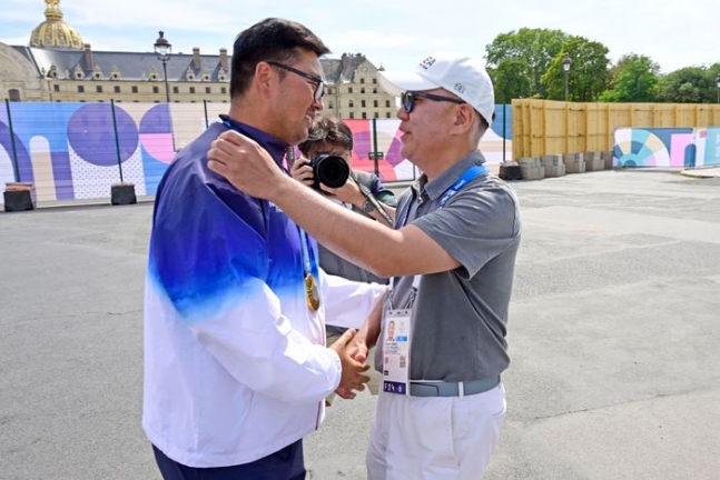 정의선 현대자동차그룹 회장이 4일 파리올림픽 양궁 남자 개인전에서 우승한 김우진 선수에게 축하를 건네고 있다. ⓒ대한양궁협회