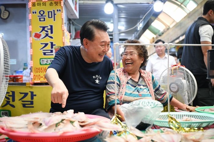 尹, 휴가 <b>첫날 통영</b>중앙<b>시장</b> 방문…"생선 넉넉히 사드리라"