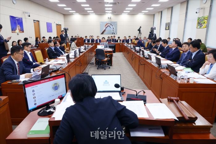 <b>방송장악</b> 관련 <b>청문회</b> 열린 국회 <b>과방위</b>