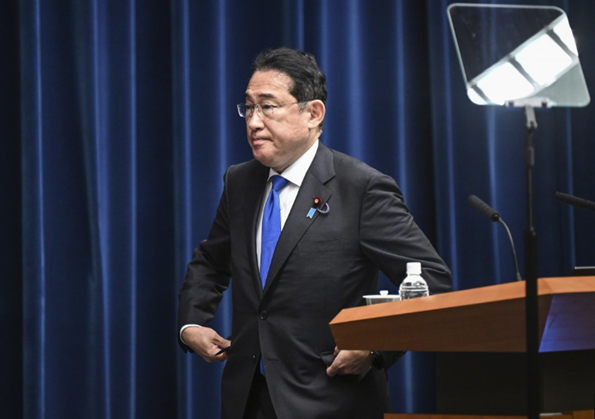 Japan's Prime Minister Yoshihide Suga climbs onto a platform at the prime minister's official residence in Tokyo on the 14th to hold a press conference. ⓒAP/Newsis