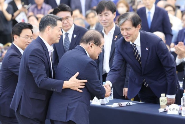 제79주년 8·15 광복절인 15일 오전 서울 용산구 효창공원 내 백범김구기념관에서 열린 광복회 주최 광복절 기념식에 이종찬 광복회장이 참석하며 조국혁신당 조국 대표와 인사하고 있다.<BR>ⓒ 엽합뉴스