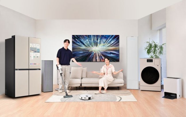 A Samsung Electronics model introducing the 'AI home appliances' package.ⓒSamsung Electronics