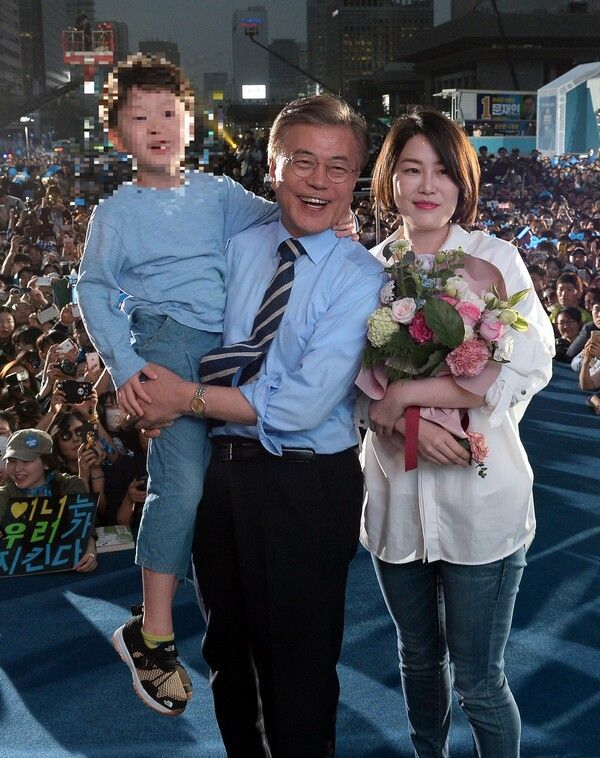 문재인 전 대통령의 외손자 서 모 군과 문재인 대통령,<BR> 딸 다혜 씨(왼쪽부터). ⓒ 데일리안 DB