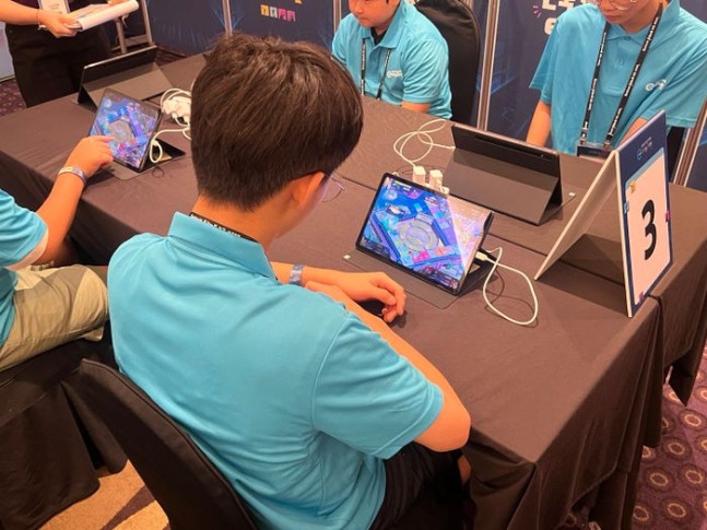 A student competing in the Everyone's Marvel game. Waiting for their dice turn.ⓒDailyan Lee Joo-eun Reporter