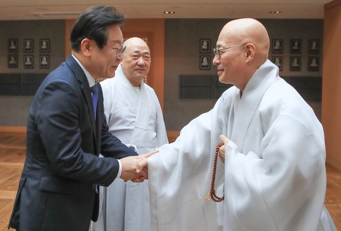 <b>이재명</b>, <b>진우스님</b> 만나 "종교계 의료문제 중재 나서달라"