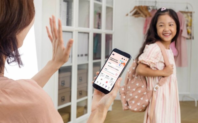 A promotional model of SK Telecom using the ZEM app. ⓒSKT