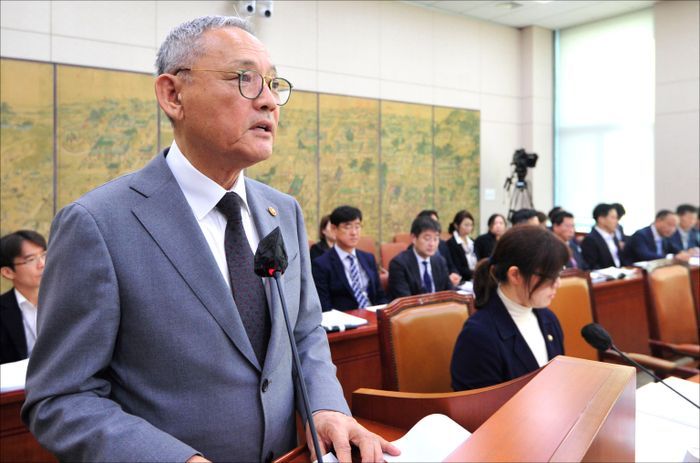 유인촌 장관, <b>정몽규 회장</b> 압박? “스스로 <b>거취</b> 결정하는 게 명예롭지 ...