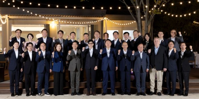 윤석열 대통령이 24일 서울 용산 대통령실 앞 분수정원에서 열린 국민의힘 지도부 초청 만찬 뒤 한동훈 대표, 추경호 원내대표 등 국민의힘 지도부, 대통령실 참모진과 함께 기념 촬영을 하고 있다.<BR> 앞줄 왼쪽부터 국민의