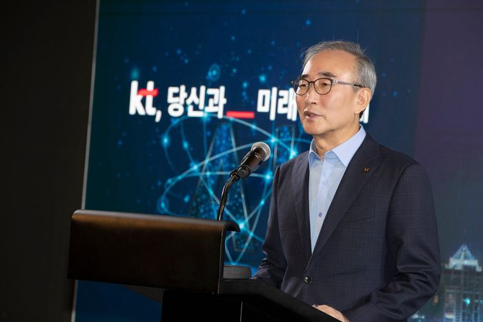 Kim Young-seop, CEO of KT, speaking at the 'AICT Business Strategy Presentation Press Conference' held at the 'Novotel Ambassador Seoul Dongdaemun' on the morning of the 10th. ⓒKT